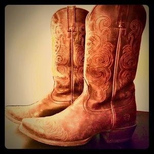 Ariat round toe cowgirl boots size 8B
